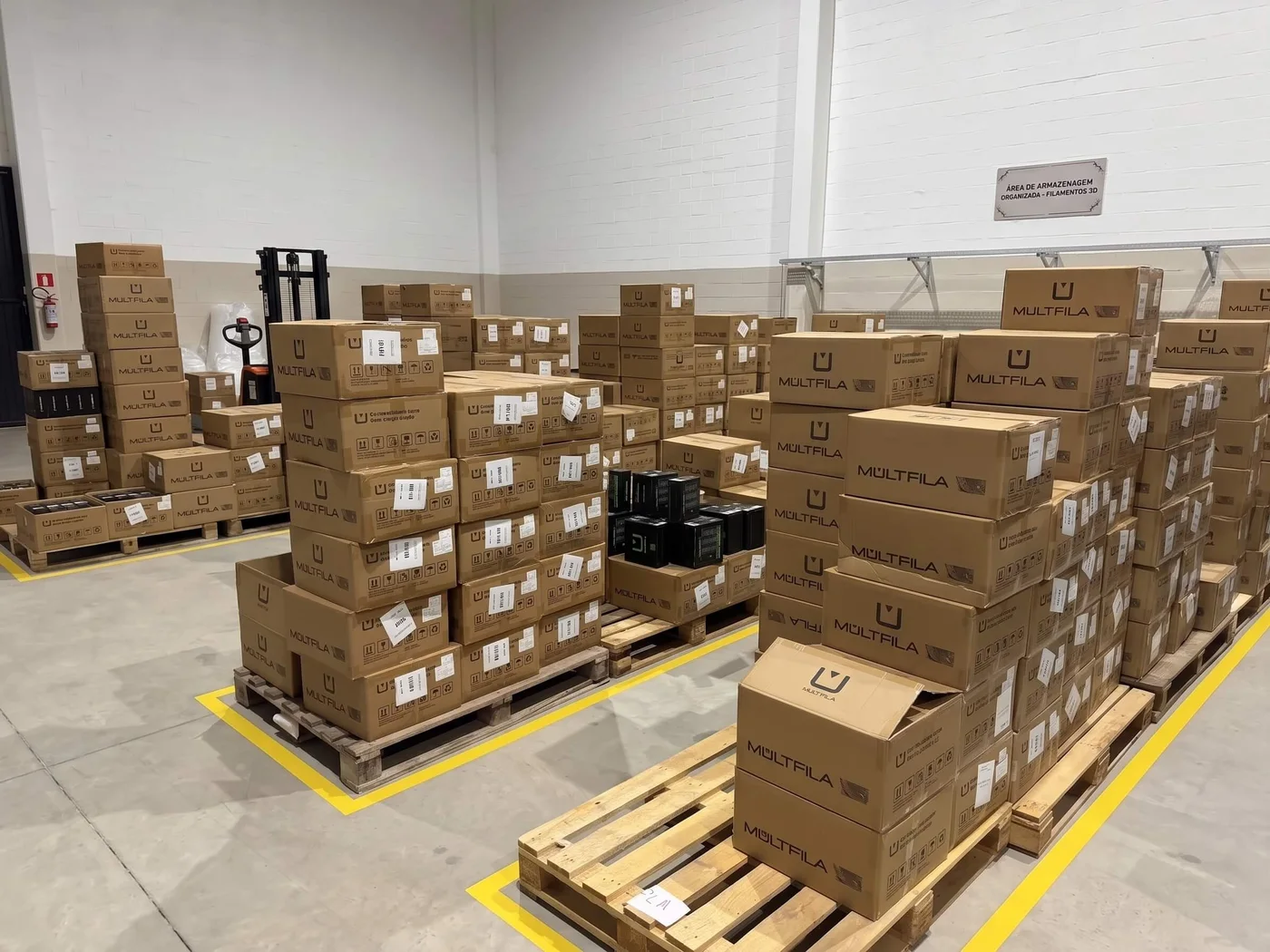 Estoque Multifila organizado em pallets para pronta entrega